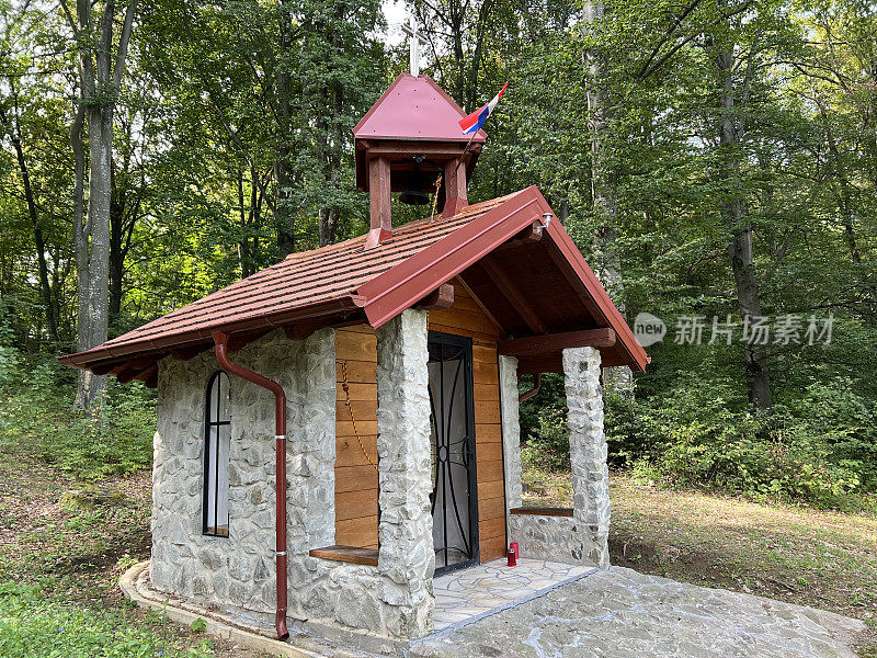 克罗地亚Caglin Sovski dol的Sovsko湖景观中的森林教堂(Šumska kapelica u zna<e:1> ajnom krajoliku Sovsko jezero， Čaglin - Slavonija, Hrvatska)